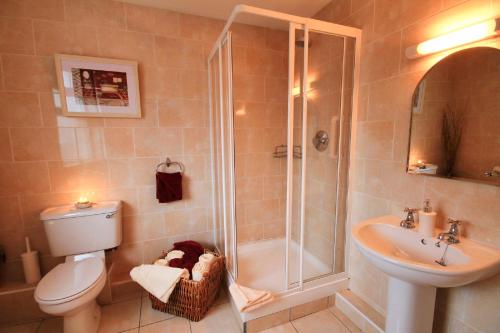Bilik mandi di Jacob's Well Hotel