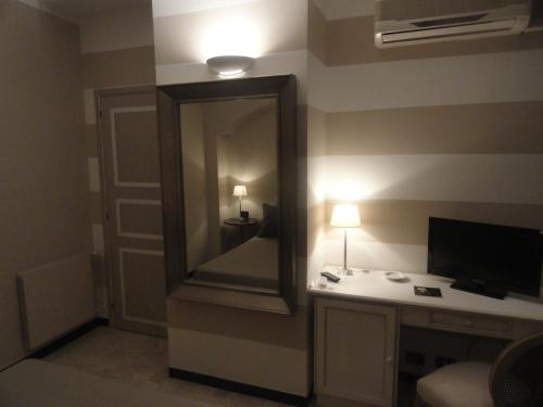 a bathroom with a large mirror and a sink at Da ö Vittorio SRL in Recco