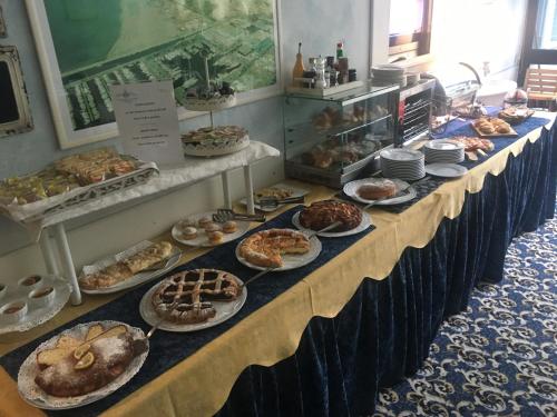 Makanan di atau berdekatan hotel