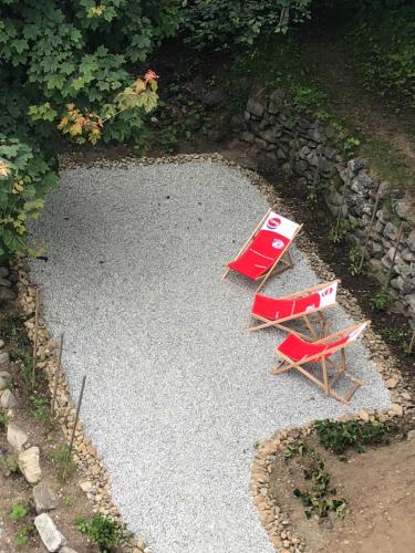 two lounge chairs and a table on top of gravel at Appart'Hotel Aiguille Verte & Spa in Chamonix-Mont-Blanc