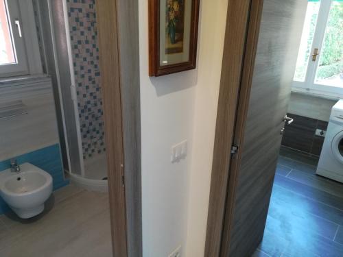 un baño con inodoro y lavabo en Home by the Sea (Rainbow Home), en Monterosso al Mare