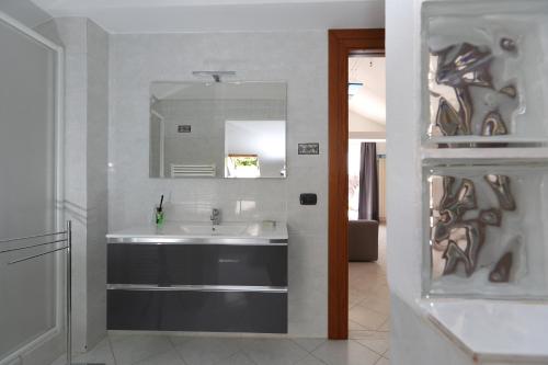 y baño con lavabo y espejo. en Maren, en Nizza Monferrato