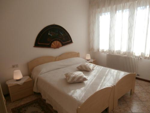 Tempat tidur dalam kamar di Agata Apartments
