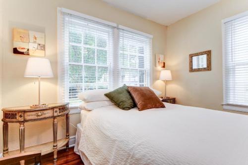a bedroom with a bed with two lamps and two windows at THE MADISON - San Antonio Riverwalk - Downtown - Convention Center in San Antonio