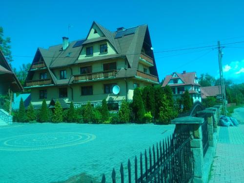 una casa grande con una valla delante en U Dany, en Białka Tatrzanska