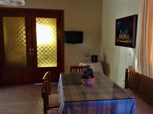 une salle à manger avec une table et une table dans l'établissement Santava House, à Akrogiali