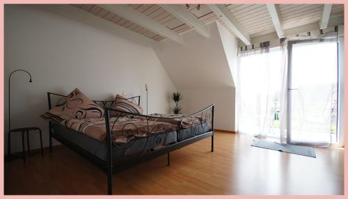 ein Schlafzimmer mit einem Bett in einem Zimmer in der Unterkunft DOUBLE Two Lodge in Kappel-Grafenhausen