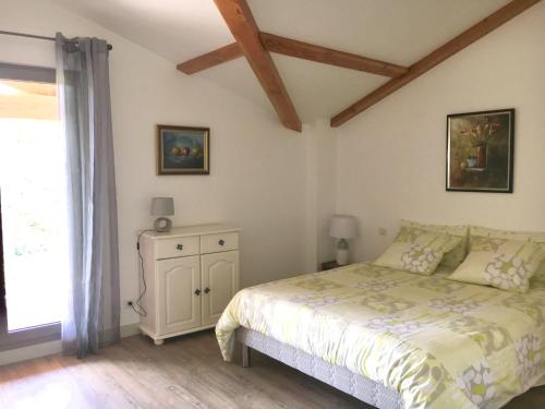 a bedroom with a bed and a window at Chambres d'Hôtes Lieu Dit Cruzel in Moissac