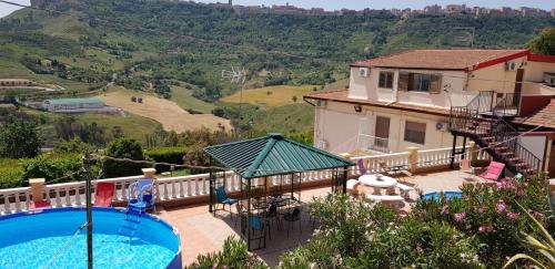 a villa with a swimming pool and a house at B&B ed affittacamere da Pietro in Calascibetta
