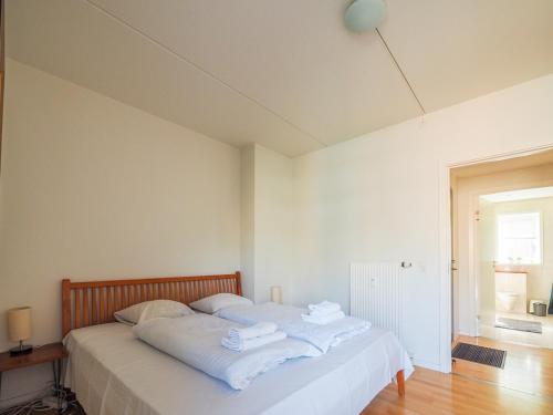 Ένα ή περισσότερα κρεβάτια σε δωμάτιο στο Modern city centre flat by Tivoli Gardens