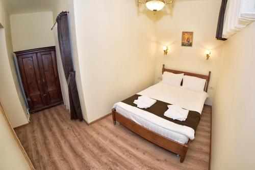 a bedroom with a bed and a mirror at La Maisonnette in Braşov