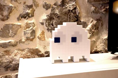 une maison en bloc sur une table devant un mur dans l'établissement GregBnb - T2 Ancien et moderne - PARKING INCLUS - 15min Gare, à Toulon