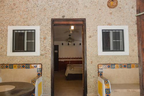 - une salle à manger avec une table et un miroir dans l'établissement Antigua Lodge, 70 m from sandy beach, à El Cuyo