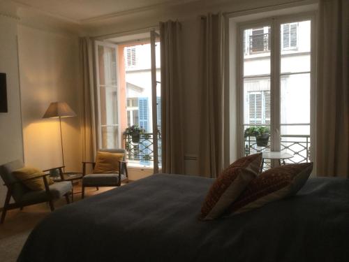 een slaapkamer met een bed en uitzicht op een balkon bij 10 rue Chevalier Roze in Marseille