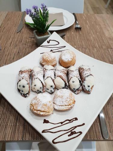 un piatto di pasticcini sopra un tavolo di Due Passi Suite a Palermo