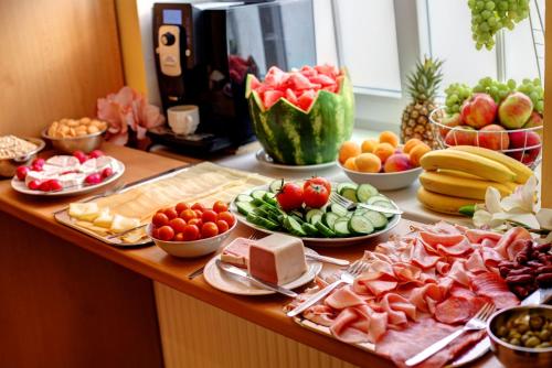 a table filled with different types of fruits and vegetables at Penzion Tillerova vila in Lázně Bohdaneč