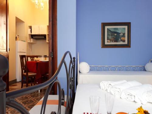 una habitación con una mesa con toallas blancas. en Residenza Sofia Pandora en Carloforte