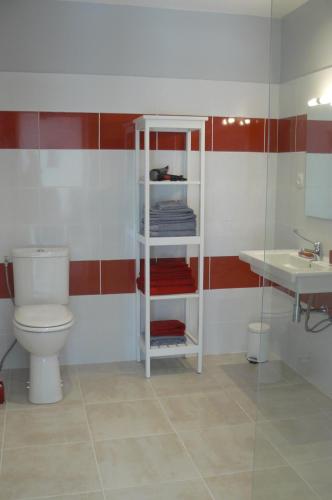 une salle de bain avec toilettes et lavabo dans l'établissement Les Lauzes De Saint Michel, à Entrechaux