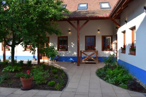 a courtyard of a house with a tree and plants at U Stařenky in Dolní Bojanovice