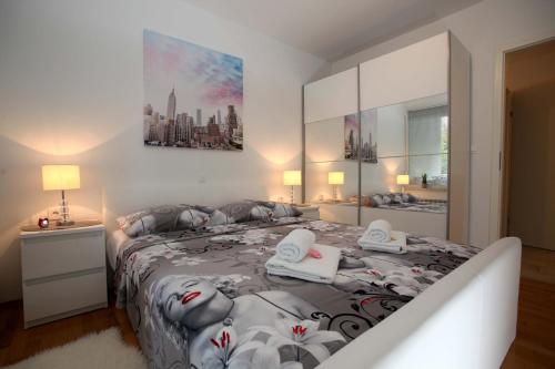 - une chambre avec un lit et 2 serviettes dans l'établissement Apartment West, à Rijeka