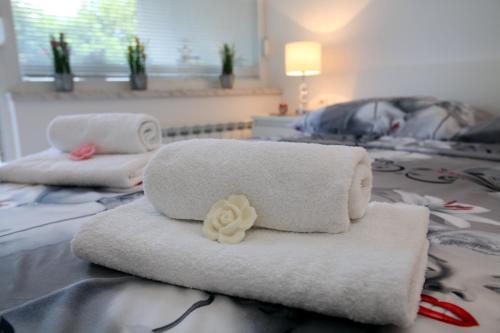 Posteľ alebo postele v izbe v ubytovaní Apartment West