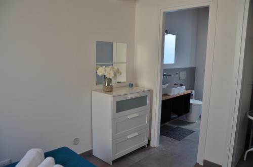 een badkamer met een wastafel en een wastafel met een spiegel bij Eleven in Siracusa