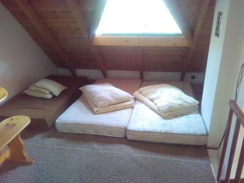 Кровать или кровати в номере Csalavér-Vendégvadászház