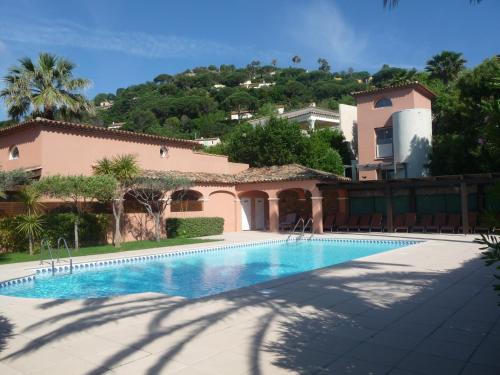 une piscine devant une maison dans l'établissement Grand Azur Etoile Marine, à Sainte-Maxime