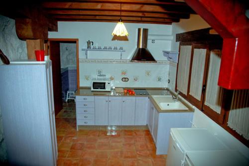 Una cocina o zona de cocina en Casa Rural La Bodeguilla