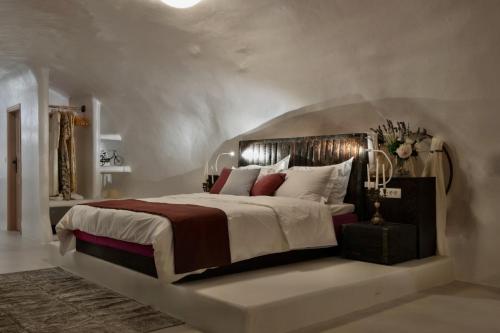 Postel nebo postele na pokoji v ubytování Abelis Canava Luxury Suites