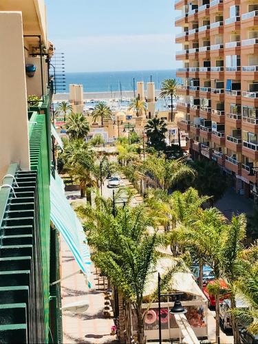 Foto New central 2BR apartment 100m-to-beach free parking 6