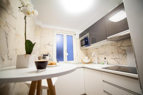 cocina blanca con mesa y ventana en Juan Bautist Lafora, 2, Alicante, en Alicante