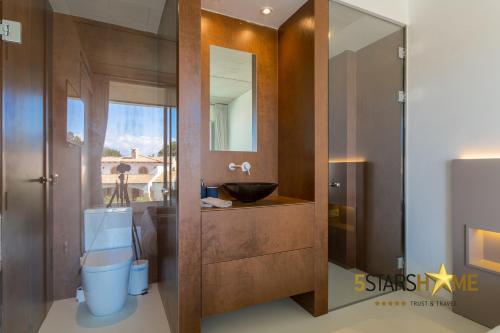 un bagno con lavandino e specchio di Platja de Muro - 2183-30 Mallorca a Muro