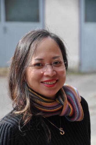 a woman wearing a scarf and smiling at the camera at DOUBLE Two Lodge in Kappel-Grafenhausen