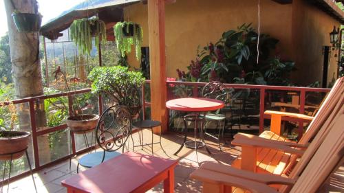 a balcony with a table and chairs on a porch at Casa Hagan in Santa Cruz La Laguna