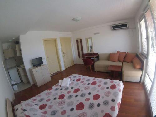 Televisyen dan/atau pusat hiburan di Apartments Smakoski