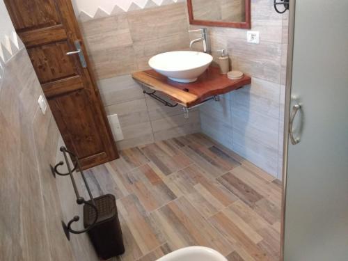 a small bathroom with a sink and a toilet at B&B LE ISOLE in San Teodoro