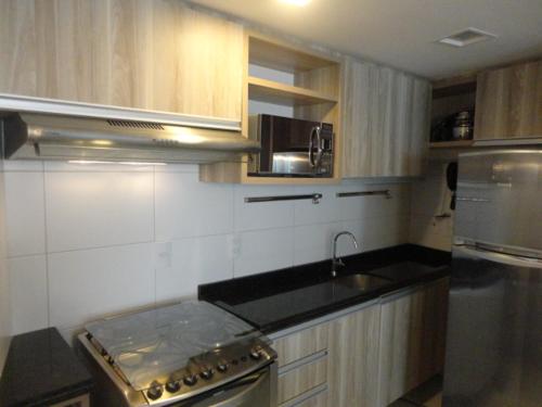 Una cocina o zona de cocina en Flat Aconchegante Boa Viagem 2 Quartos