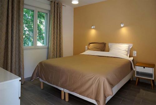 een slaapkamer met een bed en een raam bij Villa hortensia in Carpentras