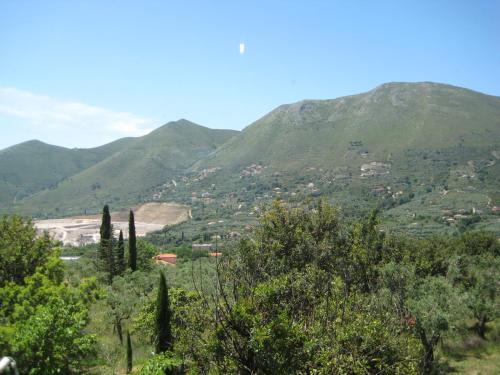 イトリにあるS. Martino 30の山々を背景にした渓谷の景色