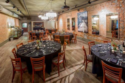 Un restaurante u otro lugar para comer en Hotel Sutter