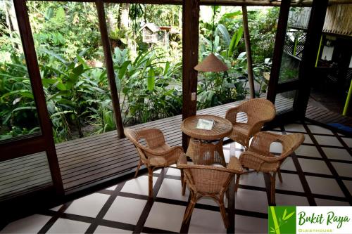 Κήπος έξω από το Bukit Raya Guesthouse