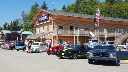a parking lot filled with lots of cars and motorcycles at Mt Baker Hotel in Concrete