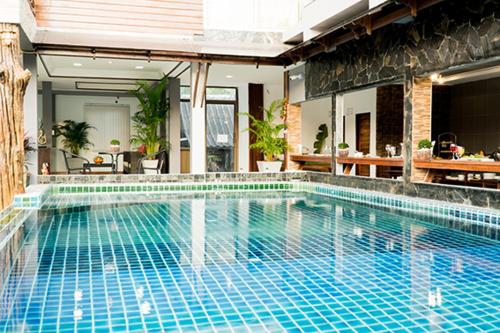a large swimming pool in a building with at Billabong Hotel and Cafe in Baan Tai