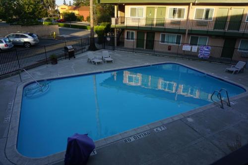 a large blue swimming pool in front of a building at Americas Best Value Inn Thousand Oaks in Thousand Oaks