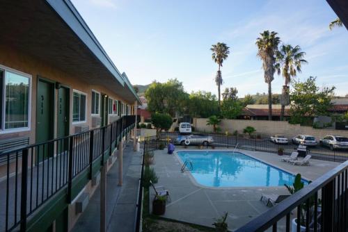 einen Blick auf den Pool vom Balkon eines Hauses in der Unterkunft Americas Best Value Inn Thousand Oaks in Thousand Oaks