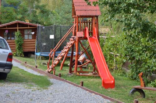 Zona de juegos infantil en Pensiunea Moldovan