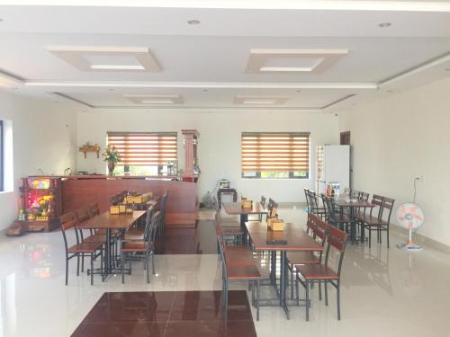 A restaurant or other place to eat at Phu Tien Hotel