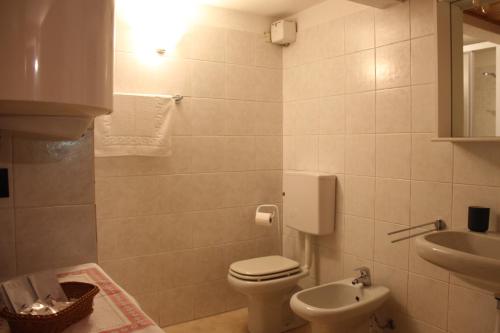 ラ・サルにあるCasa Villair - Appartamento Vieille Maisonのバスルーム(トイレ、洗面台付)