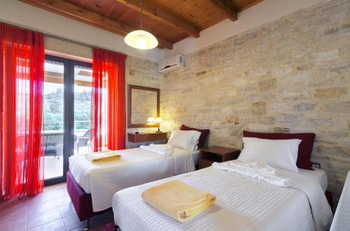 Кровать или кровати в номере Villas Kalives